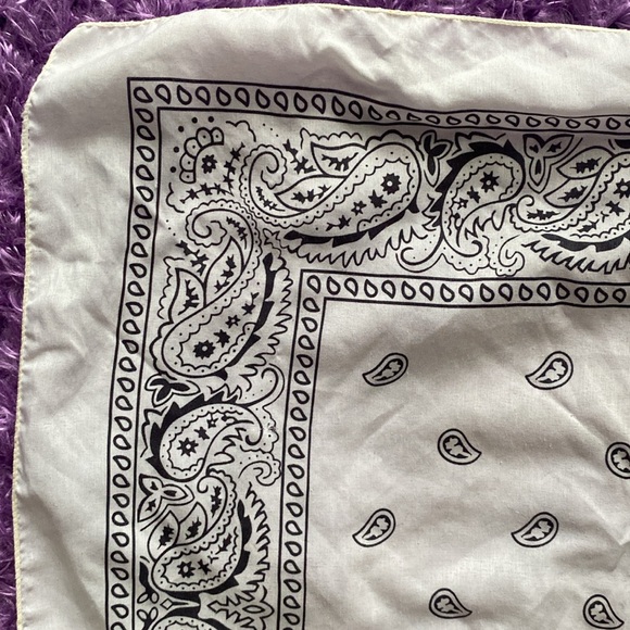 White and black paisley bandana / kerchief - Picture 3 of 17